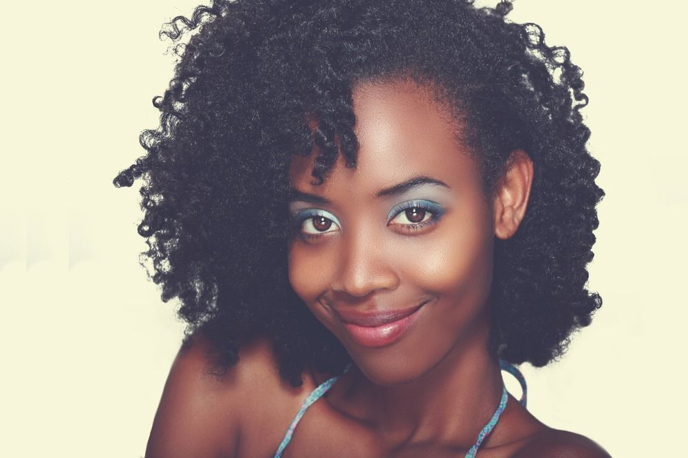 joven mujer sonriente de autentico pelo afro